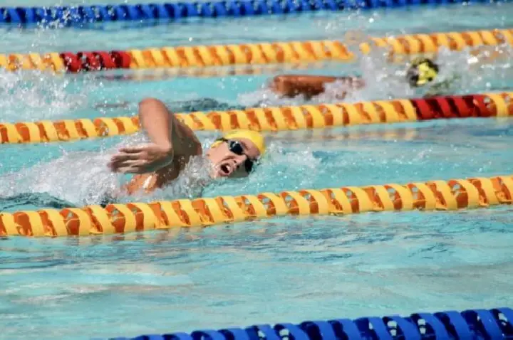 Natação supera corrida para fortalecer o coração, aponta estudo
