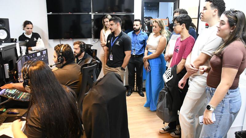 Estudantes universitários de comunicação visitam a TV Câmara
